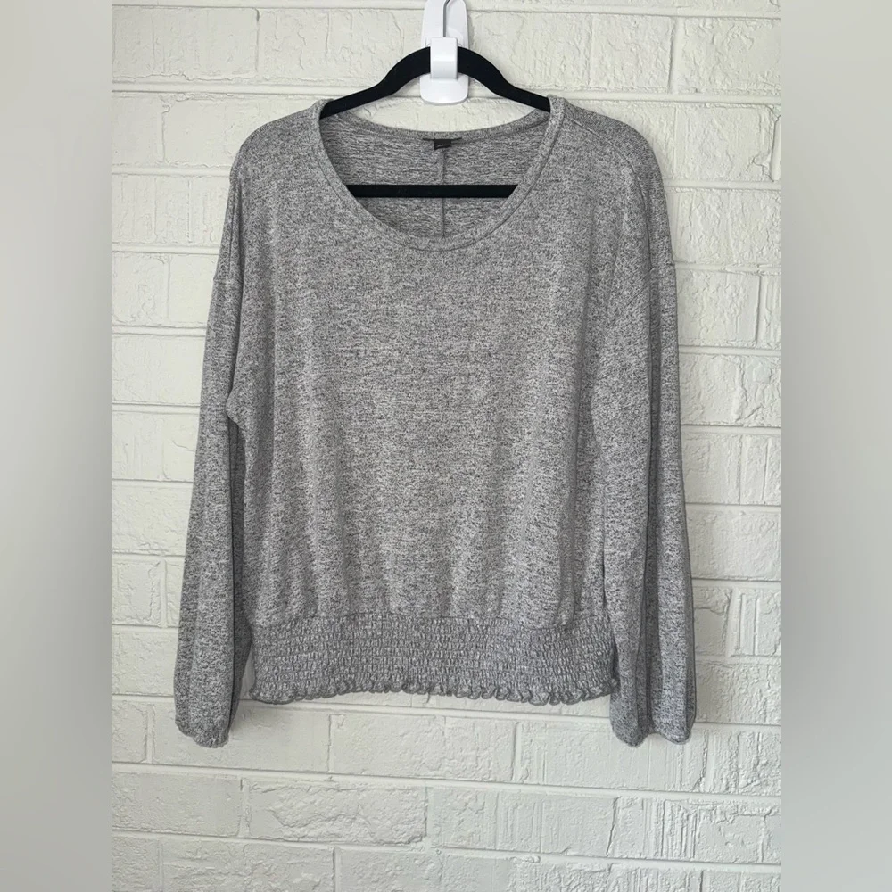 Ann Taylor women’s gray top sz L ✨